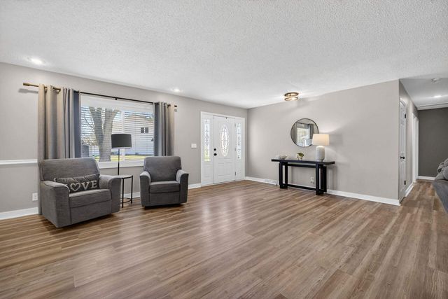 6 Sunset Circle, Bettendorf, IA 52722