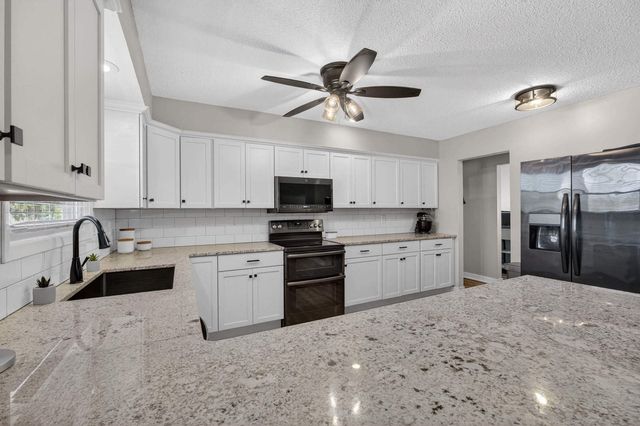 6 Sunset Circle, Bettendorf, IA 52722