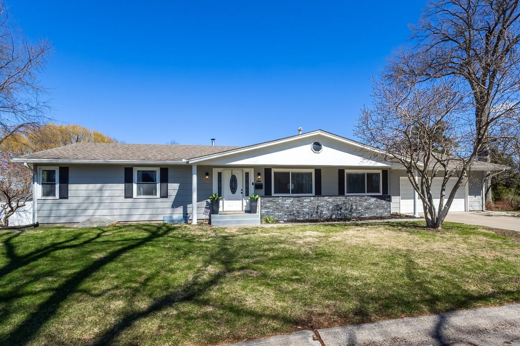 6 Sunset Circle, Bettendorf, IA 52722