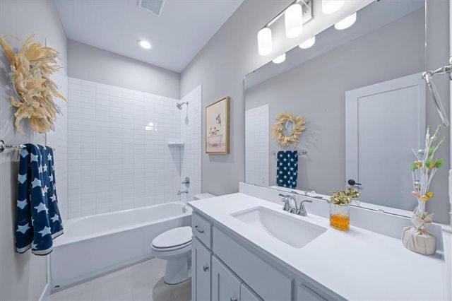 9525 Shady Bend Road, Lenexa, KS 66227