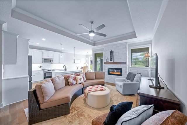 9525 Shady Bend Road, Lenexa, KS 66227