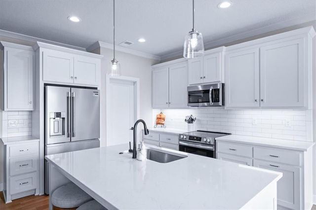 9525 Shady Bend Road, Lenexa, KS 66227