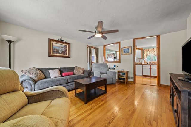 14 Richard Cir, Woburn, MA 01801