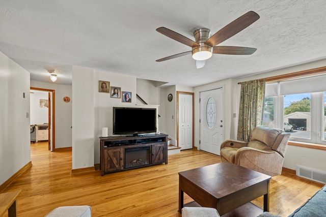 14 Richard Cir, Woburn, MA 01801