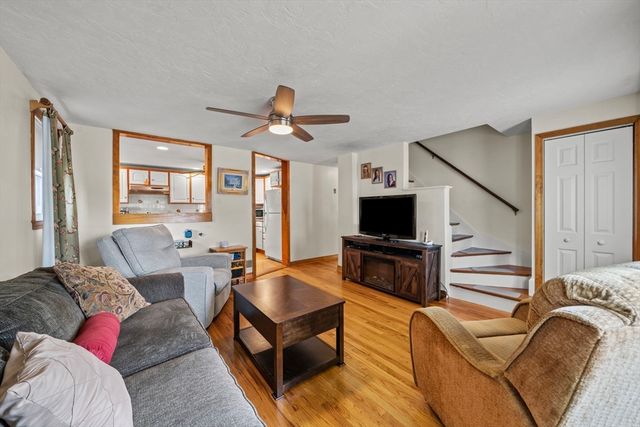 14 Richard Cir, Woburn, MA 01801