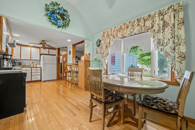 14 Richard Cir, Woburn, MA 01801