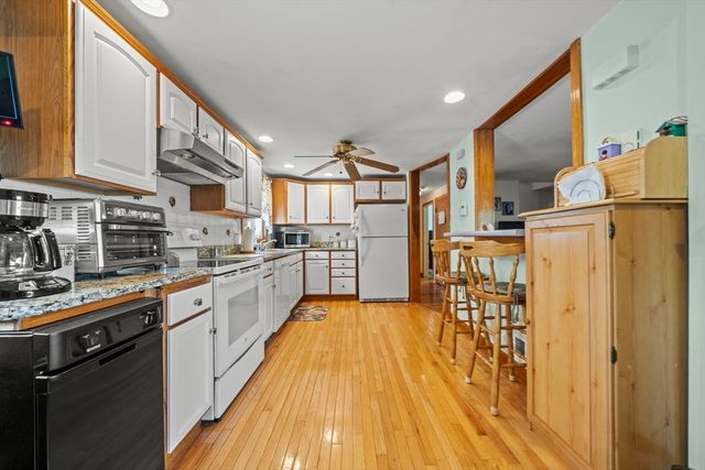 14 Richard Cir, Woburn, MA 01801
