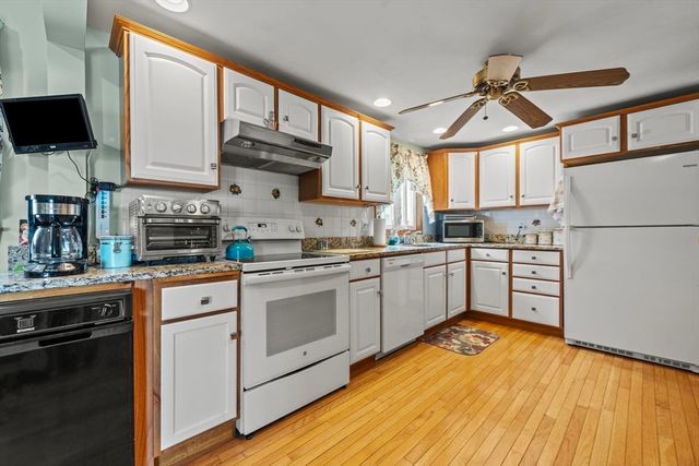 14 Richard Cir, Woburn, MA 01801