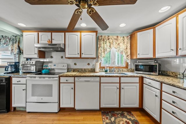 14 Richard Cir, Woburn, MA 01801
