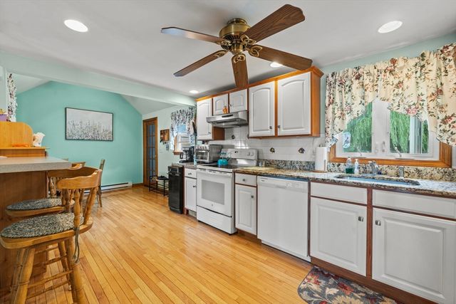 14 Richard Cir, Woburn, MA 01801