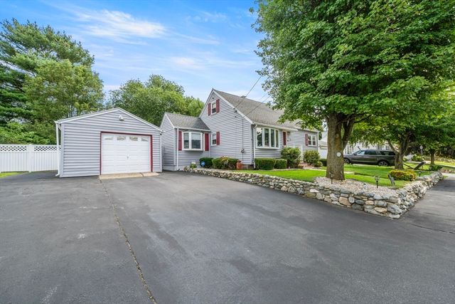 14 Richard Cir, Woburn, MA 01801