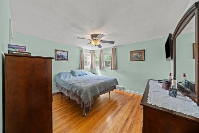 14 Richard Cir, Woburn, MA 01801