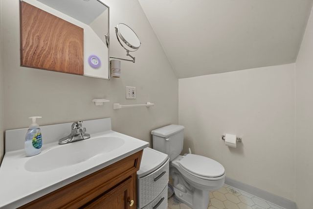 14 Richard Cir, Woburn, MA 01801