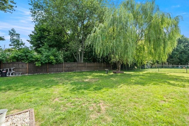 14 Richard Cir, Woburn, MA 01801