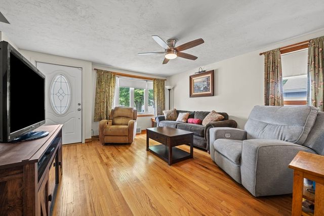 14 Richard Cir, Woburn, MA 01801