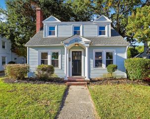 27 Aylwin RD, Portsmouth, VA 23702