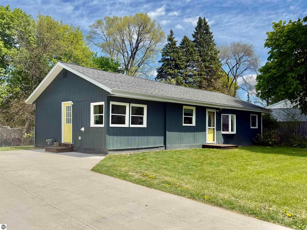 Image 2 of property listing at 136 W Elizabeth Street, Alma, MI 48801