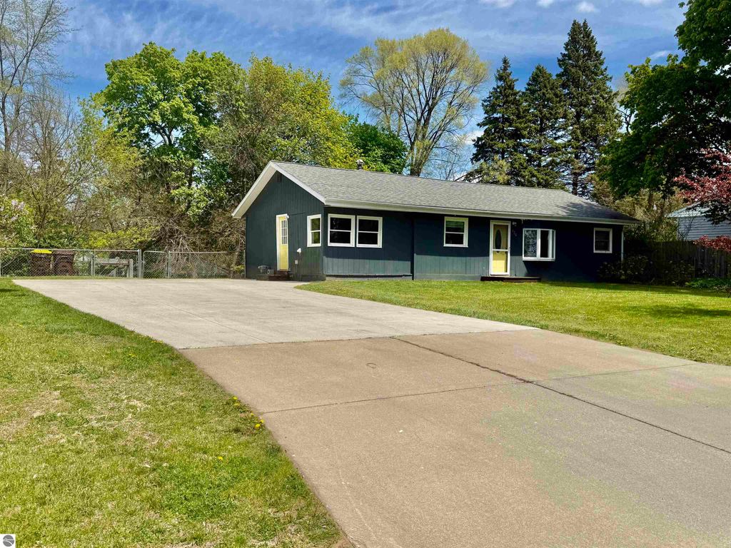 Image 3 of property listing at 136 W Elizabeth Street, Alma, MI 48801