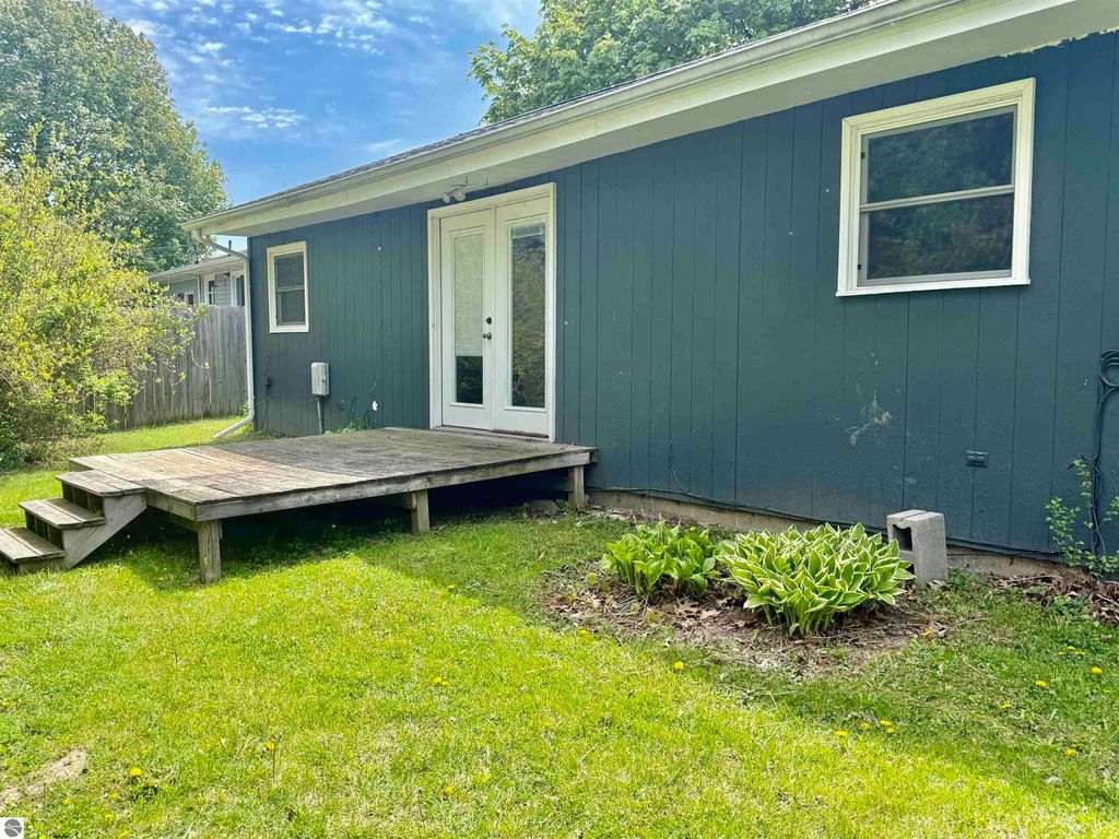 Image 4 of property listing at 136 W Elizabeth Street, Alma, MI 48801