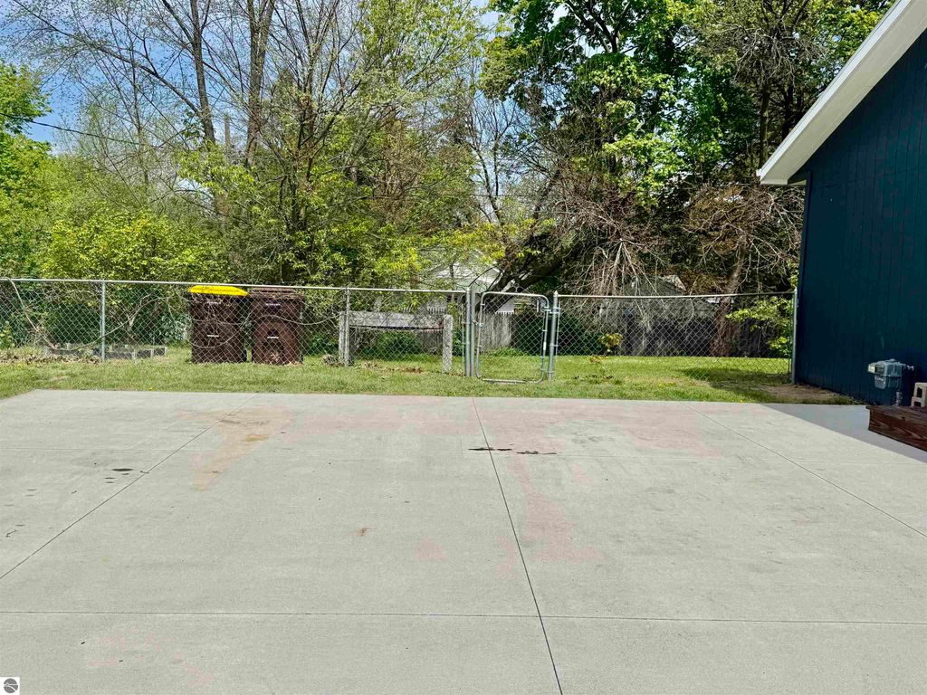 Image 6 of property listing at 136 W Elizabeth Street, Alma, MI 48801
