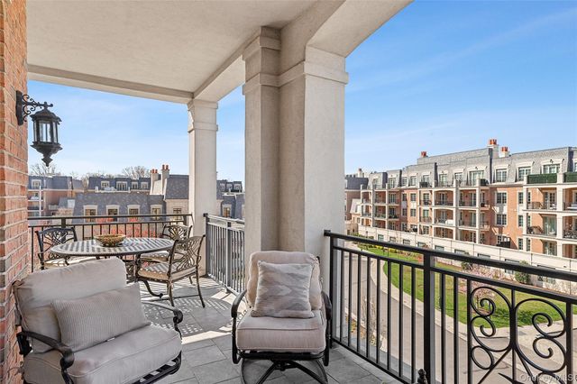 1000 Royal Court 1207, North Hills, NY 11040