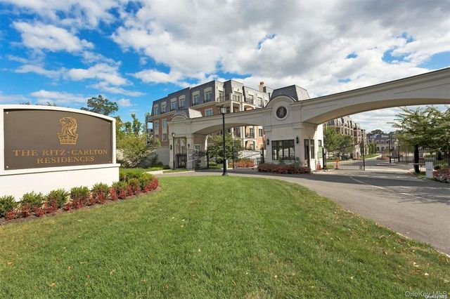 1000 Royal Court 1207, North Hills, NY 11040