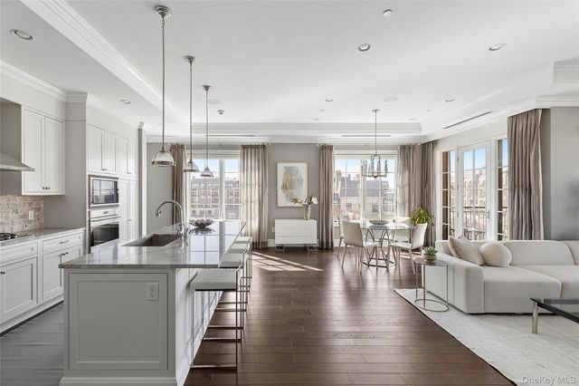 1000 Royal Court 1207, North Hills, NY 11040