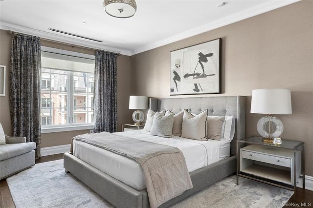 1000 Royal Court 1207, North Hills, NY 11040