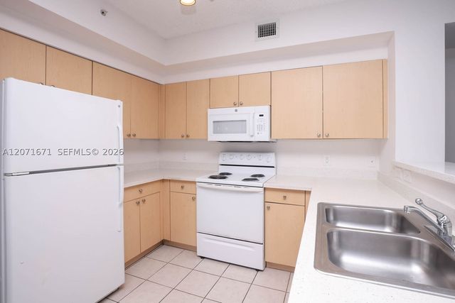 8050 N Nob Hill Rd 106, Tamarac, FL 33321
