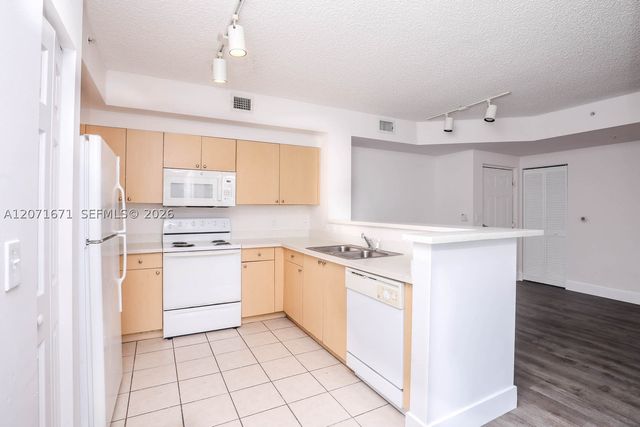 8050 N Nob Hill Rd 106, Tamarac, FL 33321