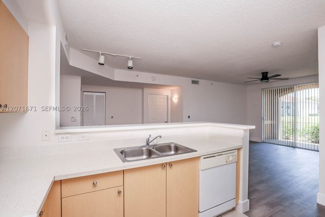 8050 N Nob Hill Rd 106, Tamarac, FL 33321