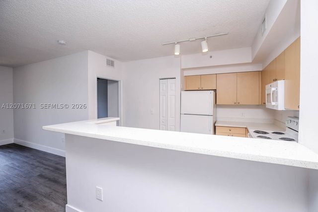 8050 N Nob Hill Rd 106, Tamarac, FL 33321