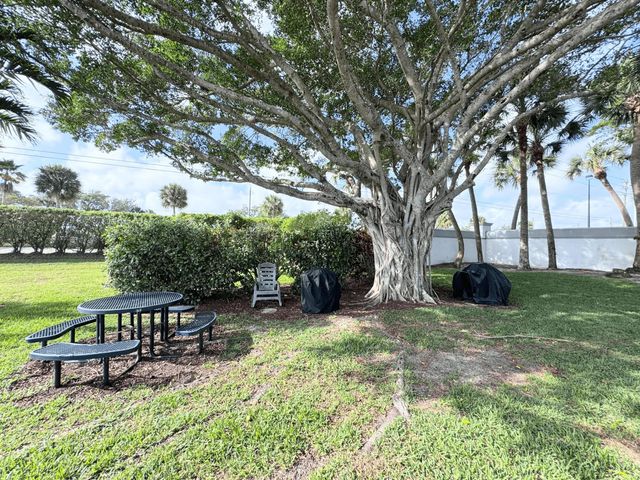 284 Flanders F, Delray Beach, FL 33484