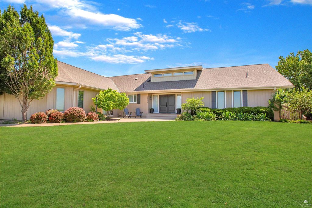 5305 Terra Heights Drive, Manhattan, KS 66503