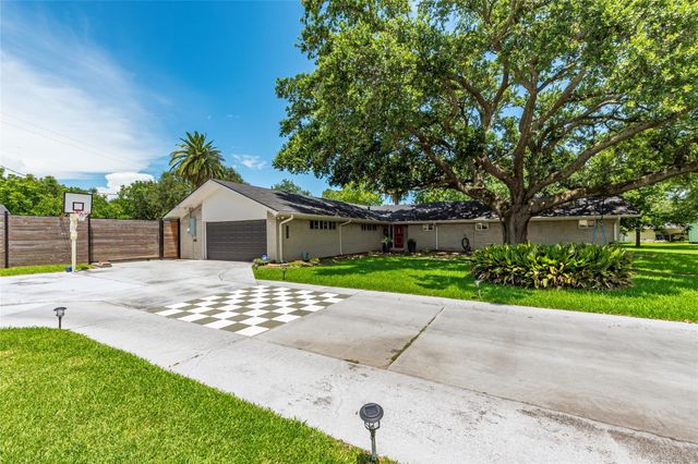 1208 15th Avenue N, Texas City, TX 77590