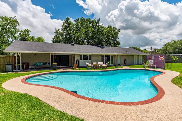 1208 15th Avenue N, Texas City, TX 77590