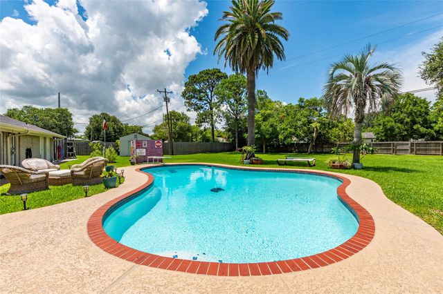 1208 15th Avenue N, Texas City, TX 77590