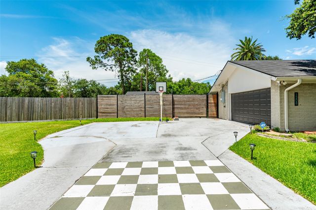 1208 15th Avenue N, Texas City, TX 77590
