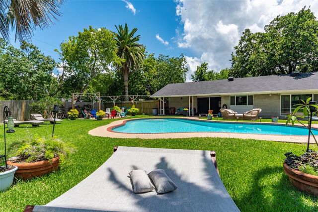 1208 15th Avenue N, Texas City, TX 77590