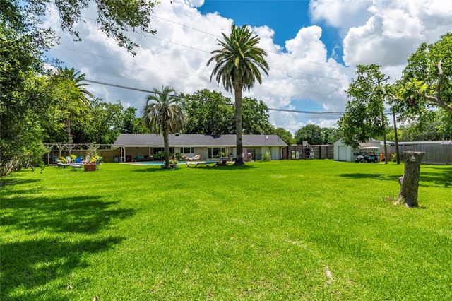 1208 15th Avenue N, Texas City, TX 77590