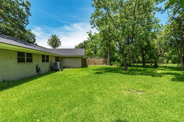 1208 15th Avenue N, Texas City, TX 77590