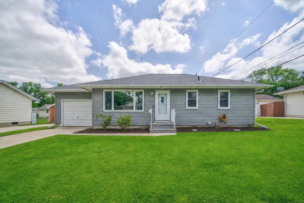 1129 Maxine Avenue, Waterloo, IA 50701