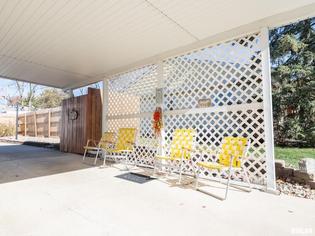 611 W Forest Lawn Avenue, Peoria, IL 61615