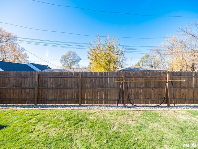 611 W Forest Lawn Avenue, Peoria, IL 61615