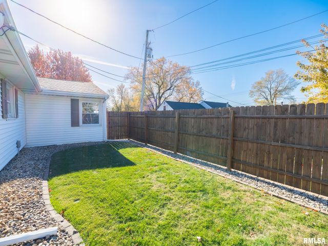 611 W Forest Lawn Avenue, Peoria, IL 61615