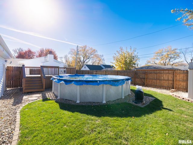 611 W Forest Lawn Avenue, Peoria, IL 61615