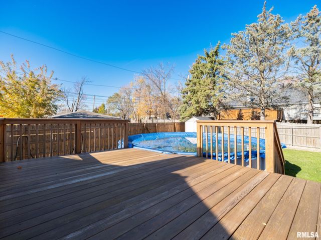 611 W Forest Lawn Avenue, Peoria, IL 61615