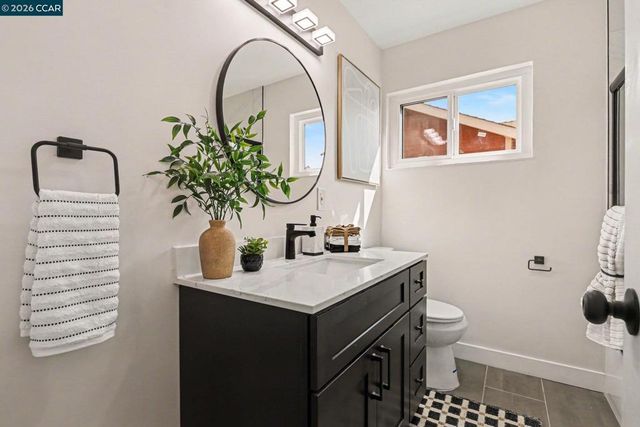 2718 Oliver Ave, Oakland, CA 94605