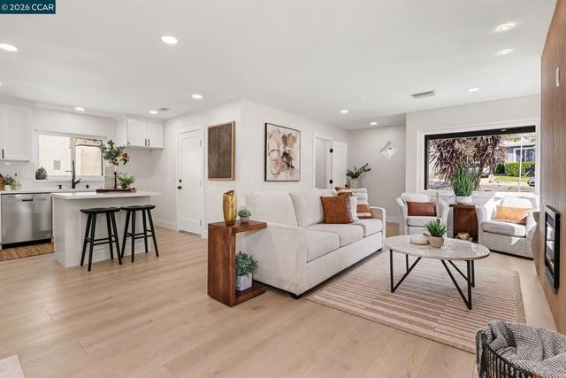 2718 Oliver Ave, Oakland, CA 94605