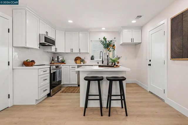 2718 Oliver Ave, Oakland, CA 94605